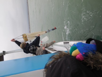 Mardi matin, nous avons pêché du plancton au large de Tatihou avec Frédéric. Il a utilisé un filet filtreur muni d'un réservoir, pour l'observer  plus tard au laboratoire avec un microscope. Léa Desrues